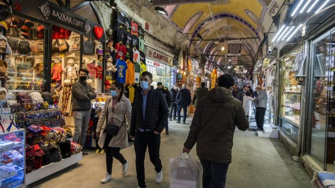 Ankara - Orta risk  Okul ncesi, ilkokullar, ortaokullar ve liseler eitim-retime ald. Restoran ve kafeler sabah 07.00 - 19.00 saatleri arasnda yzde 50 kapasite ile ak. Hafta sonu sokaa kma kstlamas tamamen kalkt. 65 ya st ve 20 ya altnnn kstlamalar kaldrld.