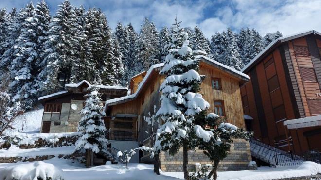 Dou Karadeniz`de hava scaklklarnn dmesiyle yksek kesimler yeniden beyaza brnd.