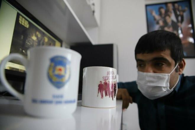 Elaz?da polislik mesleine byk bir sevgisi olan hafif zihinsel engelli 29 yandaki Abdullah Demir, 15 yldr yaynlanan Arka Sokaklar dizisinin her ann ezberledi. Anne Zeynep Demir olunun dizi sevgisini, "Geenlerde bir ocuu settekilerle grtrmler, bu da grm alad, birlikte bende aladm. Ama o kadar sylendi ve zld ki akama doru baygnlk geirdi" diyerek anlatt.