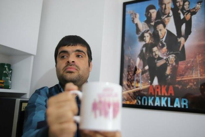 Aabeyiyle ayn rahatszl bulunan Fatih Ahmet ise, ?Aabeyim, bir Arka Sokaklar hayrandr desem az gelir. O diziyi ok seviyor, her cuma gn elini ap ?Allah?m Arka Sokaklar? grmeden canm alma? diye dua ediyor. Ne olursunuz aabeyime yardm edin, ellerinizden perim? diye konutu. ki ocuunun engelli olduunu belirten anne Zeynep Demir, " ocuum var, ikisi zel ocuk. Gnm hep onlarla geiyor. Abdullah, daha zel hem bbrek hastas hem de 15 senedir hep Arka Sokaklar? ok izliyor. Dizinin olduu gn btn akrabalara ?Bugn Arka Sokaklar var, kimse beni rahatsz etmesin? diye mesaj atyor ve telefonunu kapatyor. Film bittikten sonra telefonunu ayor. Filmde birisi yaralansa veya bir polise bir ey olduu zaman bir hafta boyunca o stresi zerinden atamyor. Mesut komiser bata olmak zere filmdeki herkesi seviyor. Geenlerde bir ocuu settekilerle grtrmler, bu da grm alad, birlikte bende aladm. Ama o kadar sylendi ve zld ki akama doru baygnlk geirdi.