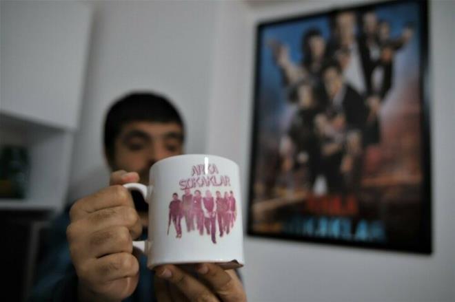 retmenlerine, Cimer?e, polislere yazm. Yazmad kurum kurulu ve btn kanallara yazm. Arka Sokaklar dizisi balad gnden beri o sevgi oluma alanm. Ayor, izliyor ve siz beni grtrmediniz diye alyor. Son are olarak da kumbarada para topluyor ve evden kap gidiyorum diyor. Btn oyunculara sesleniyorum, ne olursun olumu grtrn ve grn? eklinde konutu.