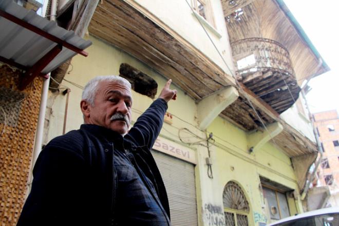 Evin yannda lokantas bulunan Sabri an, binann vatandalarn zerine kebileceini belirtti. Sabri an, "Bu bina burada ok byk risk tayor. Binann tahtalar hep rd. Buradaki tulalar 'decek' diye korkuyoruz" dedi.