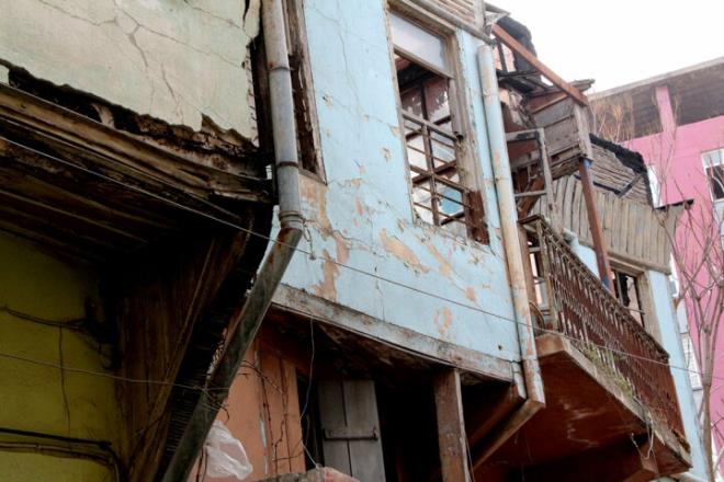 100 yldan daha eski olan ahap, yklma tehlikesiyle kar karya kald. Kaderine terk edilen evin atsnn ald, ahap yapsnda sarkmalarn olduu, duvarnda ise atlama ve yarklar olutuu grld. Bina, yklma tehlikesi nedeniyle evredeki esnaf tedirgin etmeye balad.