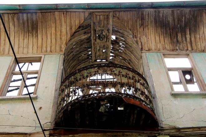 Bir dier esnaf Muhammet Ylmaz ise evin 10 yldr bakmsz olduunu ve baka bir esnafn aracna binadan tahta paralar dtn belirterek maddi hasara neden olduunu kaydetti. Ylmaz, "Tek istediimiz evin restore edilip insanlarn ziyaretine almas?? diye konutu.