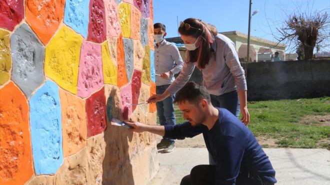 Projede yer alan gnll retmenlerden Sabri Aliolu, yapt aklamada, ok sayda okulu gzelletirmenin mutluluunu yaadklarn syledi.