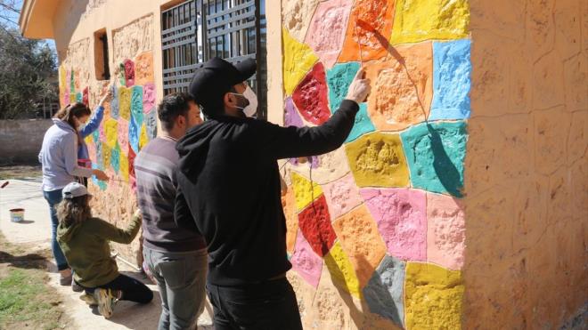 "Gayemiz btn okullara ve ocuklara ulaabilmek"  ncel, retmen arkadalaryla ok gzel bir uyum ierisinde altklarn ifade ederek, "Gerekten ok gzel bir arkadalk ortam var burada, aile gibiyiz. Bizler birbirimizi destekliyoruz, bir hafta getiinde dier haftann gelmesini sabrszlkla bekliyoruz. nallah bu proje devam eder, gayemiz btn okullara ve ocuklara ulaabilmek. Harran`da yaklak 36 birletirilmi snfl okulumuz var. steimiz btn okullarmz renklendirip ocuklarmzn yznde bir glmseme brakabilmektir." diye konutu.