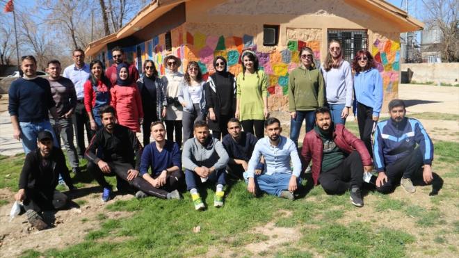 Grsel sanatlar retmeni Nagihan Kazancgil ise yrtlen almalar kendi branyla alakal olduu iin projede yer aldn syledi.  Projeye eitim retim yl banda katldn anlatan Kazancgil, unlar kaydetti: "Btn birletirilmi snflar, daha dorusu Trk bayrann dalgaland her snf, her okulu renklendirebilmek istiyoruz. Kaynamz ise baz boya fabrikalarndan aldmz boyalar, gnll retmenlerin evresindeki hayrseverlerden ald maddi ve manevi yardmlardr. Bu projeyi btn okullara ulaana kadar devam ettirmek istiyoruz. Bunun iin de zellikle boya firmalarndan, hayrseverlerden destek bekliyoruz."