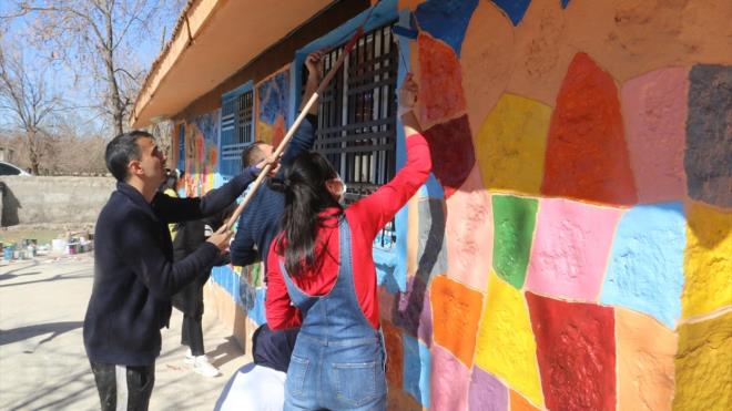 Baz boya firmalarnn desteiyle eitim retim yl bandan bu yana 11 okulda alma yapan retmenler, daha fazla okulu boyamak iin var gleriyle almaya devam ediyor.