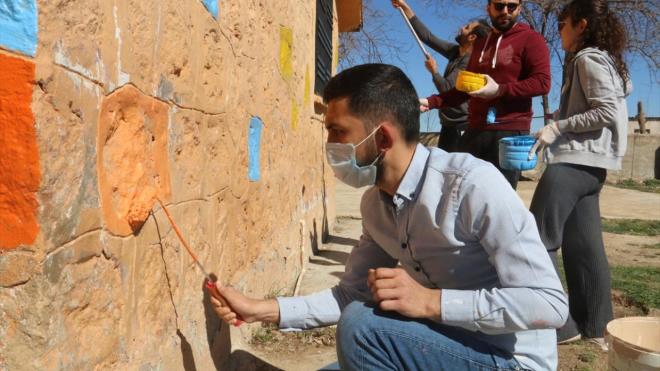 Salgn srecinde uzaktan yaplan eitimin okullardaki almay hzlandrdn anlatan Aliolu, "Yaklak 45-50 kiilik gnll retmen ekibimiz var, bu ekipte deiik branlarda retmenlerimiz bulunuyor. Belirlenen tarihlerde ilemizde birletirilmi snflar gidip renklendiriyoruz. Bu konuda stlerimizin bize destei bu projenin ilevini daha da artryor. Amacmz ilemizdeki btn birletirilmi snflar renklendirmek, ocuklarmza, rencilerimize gzel ortamlarda eitim salamak. Bu ynde de almalara devam ediyoruz." dedi.