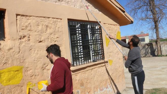 Harran Kaymakaml ve le Milli Eitim Mdrl i birliiyle yrtlen "Okullarmz Renkleniyor Projesi" kapsamnda ile krsalndaki birletirilmi snfl okullarn fiziki yaps iyiletiriliyor