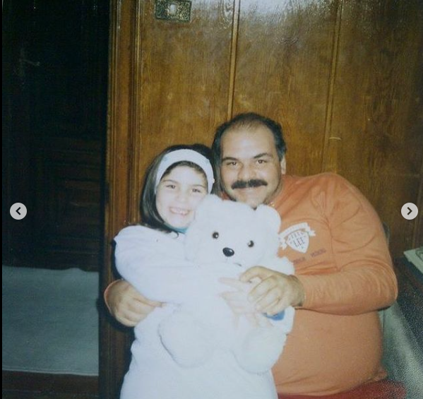 Yaka inesi gibi boynunda uyuttuun, omuzunda tadn, tekneden denize attn, elinden tutup maa gtrdn, babasn hayranlkla sahnede izleyen, babasn ustas yapp o yolda ilerleyen o minik kz ocuu bir gecede byd. Ben sonunda bydm baba.