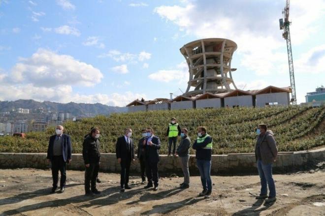 ay barda figr ile Rize?nin vizyon projesi olan ay ars?nda almalar aralksz devam ediyor. Tamamlandnda ierisinde ayn servenini anlatan mze ve 13D sinema salonuyla hizmet verecek olan ay ars 29 metrelik devasa ay barda ile de Rize?nin sembol olacak. Trk ay?n da daha etkin bir ekilde tantacak olan projeyle tketici gruplarna farkl zellik ve kalite normlarnda yer alan ay rnlerini tadm ve sat da salanacak. ay ars ile ayn zamanda ay iletmelerinin pazarlama kapasitelerini gelitirmek ve bunlara bal olarak Rize?yi ziyaret eden yerli ve yabanc turist saysn artrarak turizmden elde edilen gelirlerin st rakamlara tanmas hedefleniyor.