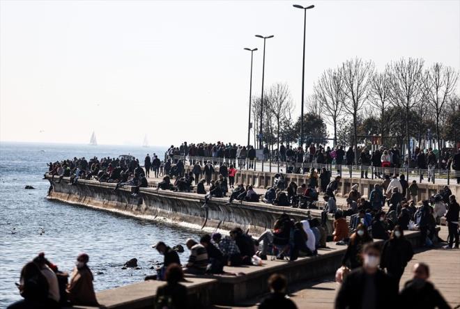 Trkiye'nin risk haritas deimedi ama vakalar artt.     Dn merakla beklenen kabine toplants sonras yaplan aklamada, mevcut normalleme uygulamasnn bir sre daha devam edecei akland.    Cumhurbakan Erdoan, ''Yeni normallemenin ilk heyecanyla kurallara riayet konusunda yeterli dikkati gsteremediini dnyorum'' ifadelerine yer verdi.    Risk haritasnn ilk akland 1 Mart'ta 9 bin 891 olan vaka says, dn 15 bin 503 olarak belirtildi.     Dn aklanan gnlk corona virs verilerine gre; Covid-19 salgnnda yeni vaka says 15 bini at. Vaka saylarndaki art ar hasta saysna da yansd. Ar hasta says bin 400'n zerine kt.