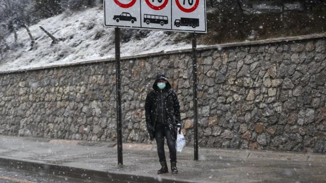Kar ya nedeniyle cadde ve sokaklar beyaza brnd. Trafikte herhangi bir aksama yaanmyor.
