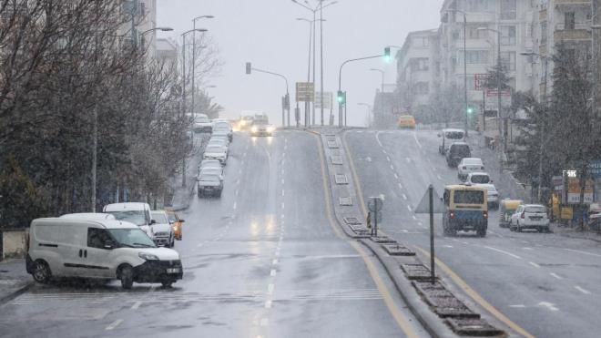 Dikmen, Keklikpnar, ncek, Oran gibi yksek rakml yerlerde ise yamur, gece saatlerinde kara dnt.