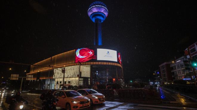 AVM ksmnda bulunan dev led ekranlardan ise bir ehit polisin cenaze treninden kesitler, ehit polislerin fotoraflar, Trk bayra grnts ve "ehidim! Ruhun ad olsun aileleriniz bize emanet." szleri yanstld.