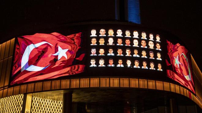 Kulenin tepe ksmndaki ekranda "ehitlerimizin aileleri bizlere onlarn emanetidir." mesaj yer ald.