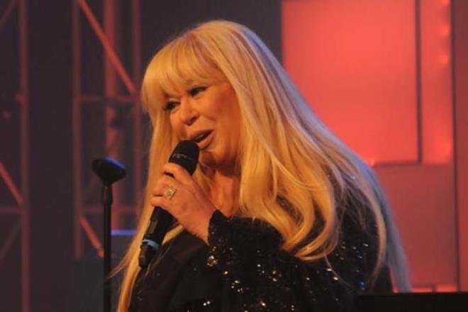 EVLLM 13 SAAT SRD    "Benim evliliim 13 saat srd. Bir senedir kyorduk, biraz daha sayg duyulsun diye ben iki sene dedim. Dolandrclk ortaya knca dediler ki iki sene hi mi anlamadn? yle enteresan bir ey ki, bana deniliyordu ki her zaman 'Ben basna kmayaym.' Ne ar adam diyordum. Hep evdeyiz, dar falan ktmz yok. Bir kere TRT'ye gelmi resmini ekmilerdi. O gn dnde ok az kii var. Ahmet San' da ok severim. Resim ekmi demi ki Bizim kz evlendirdik'. Bundan sonra Trkiye, televizyon, medya sektr birbirine girmi ama benim haberim yok.