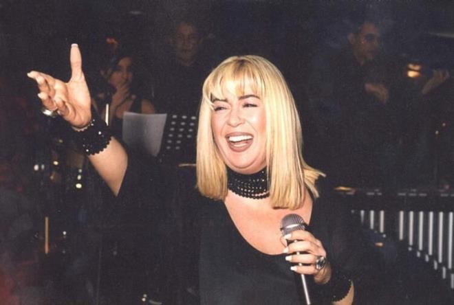 "ANNEME OLAN BALILIIM STKBALM KAPATTI"    "Benim anneme olan ballm btn idealimi ve istikbalimi kapatt. Yllar getike diyorum ki beni yle koruyup saklayacakt. Amerika'ya gittik ayakta alkladlar. Abac ile beraber konsere gitmitik. Ben bir jazz okudum, arkasndan bir trky jazz versiyonuyla okudum tm mteriler ayaa kalkt. Sonra geldiler hemen almay buraya alalm dediler. Trkiye'ye dndm, kapak resimleri, bilgileri yolladm. Tam yeil kart alyorum. Annem 'Bana sormadan nasl yaparsn' dedi. Anne beraber gidelim diyorum, 'Hayr bamza bir ey gelir orada' diyor."  "AABEYM DEDM NSANIN TECAVZNE URADIM"    "yle bir ey var ki, gen kzsnz ve aileniz byle bir eye ok nem veriyor. Trkiye byleydi o zaman. Muhafazakar bir ailem vard. imdiki gibi artk byle iren bir hale gelmemiti. Bir gn bu olay bama bu olay gelmi, dayak yiye yiye, yumruk yiye yiye. stmde 180 kilo bir adam. Baryorum, ben onu hayatmda en yakn aabeyim biliyorum. Ben o zaman bakasna am ve bir tek ona anlatabiliyorum.