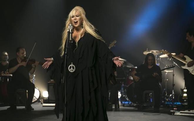 "Katldktan sonra bir baktm TRT'yi kartran amatr ses diye bir ey kt. Sonra beni dinlemeden tm firmalardan bana teklif geldi. Annem, 'Ablan banda olduu srece olabilir' dedi. stanbul'a geldik ama ben olaanst operac olmak istiyorum. Sonra da talya ve Fransa'ya giderim diyordum. O yer de Sultanahmet'te. Bir baktk hi kimse yok, yarma zaman hi kimse olmaz m? Ben kalakaldm, annem kapdaki bir kiiye 'Yarma iin geldik' dedi. Kapda 'Dnd o yarma' dedi. Annem dnd bana dedi ki, 'Senden saklamayacam bunu biliyordum' dedi. Sen orada hippilerle taklrsn, oras Sultanahmet dedi, o yzden gitmeyeceksin dedi. ok krldm, ben bambaka bakyordum hayat izgime. Hayatm boyunca tek bir insana hayr diyemedim o da annemdir."