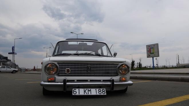 Karayolunda giderken zplad izlenimi veren otomobili grenler, aknlklarn gizleyemiyor