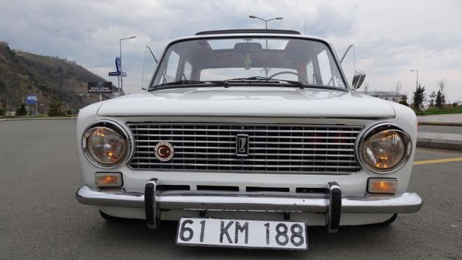 Kompresr yardmyla sspansiyonlara gnderilen hava ile yapt sistemle otomobilin zplayarak gitmesini salayan Karanlk, yaklak 50 bin liraya mal olan aracna gz gibi bakyor.