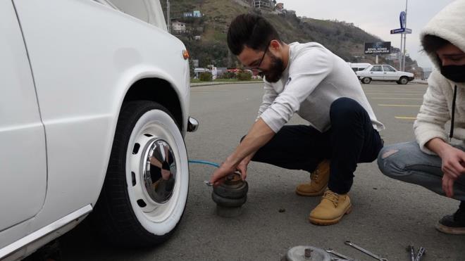 Arabay herkesin tandn belirten Karanlk, "Araba zplaya zplaya gidiyor. Biz genellikle trafie kapal alanlarda arabay zplatmaya alyoruz. nk ok dikkat ektii iin yolda bulunan dier srclerin dikkati dalsn istemiyoruz. Sosyal medyada paylatmz videolarmz var. Arabann zpladn grenler arp kalyorlar. Artk herkes arabamz tanyor. Grenler video ekiyorlar, fotoraf ekilmek istiyorlar. Bizim iin bambaka bir duygu. ok soran oluyor 'bunu nasl yaptnz' diye, 'meslek srr' diyoruz. Hzlandrlm bir sspansiyon sistemi var. Motoru glendirdik, bu sayede lastikleri yerden kesebiliyoruz. Eski araba olduu iin dikkat ekiyordu zaten, imdi ise ilgi olduka artt? dedi.