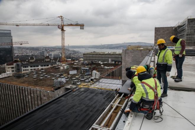 Toplam 95 bin metrekare inaat alan bulunan AKM'de, 4 bodrum, zemin ve 9 kat ierisinde 2 bin 40 kii kapasiteli opera salonu, 805 kiilik bir tiyatro salonu, buralara ait sahne, kulis odalar, fuaye alanlar, atlye ve depo alanlar, bale alma salonlar, solist ve orkestra alma odalar, kayt stdyosu ve prova salonlar, sanat galerileri ve sergi salonlar yer alacak.