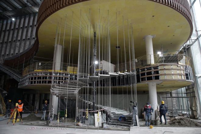 KOLTUKLAR TAKILDI    Taksim Meydan'ndan gzken fin cephe yapmnn yzde 70'i tamamlanan AKM'nin i mekanlarndaki ince i, asma tavan, cam blme ve dorama ile zemindeki ta almalar sryor.