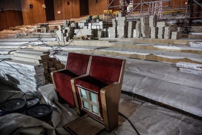 ATIDA ALIMALAR DEVAM EDYOR    AKM'nin atsnda ise alanlarn gvenlik nlemlerini yksek seviyede ald grld. alanlar halatlarla kendilerini balayarak ilerini srdryor. AKM'nin atsnda ise yapm sren Taksim Camii ve Taksim Meydan manzaras grlyor.