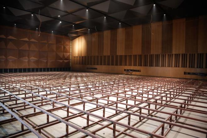 Atlye ve depo alanlar, bale alma salonlar, solist ve orkestra alma odalar, kayt stdyosu ve prova salonlarnda da almalar hzla sryor. Fayans zeminlerin yapmnda sona gelinen tuvaletlerde ise almalar tamamlanmak zere.