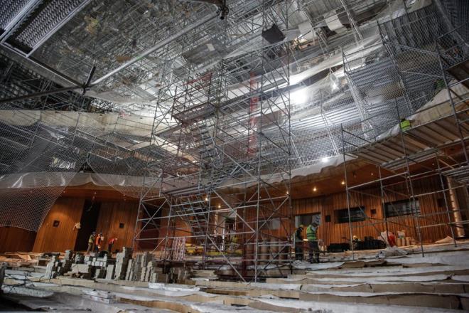 805 kiilik bir tiyatro salonu ve kubbeli opera salonunda seyirci blmnn zemin almalar tamamland.  ki salona da koltuklar yerletirilmeye baland. Tiyatro salonunda krem rengi koltuklar kullanlrken opera salonunda ise bordo renk tercih edildi. Salonlarn sahnelerinde ise hummal alma devam ediyor.