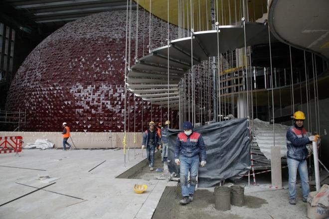 Cumhurbakan Recep Tayyip Erdoan tarafndan 10 ubat 2019'da temeli atlan Taksim'deki AKM'nin yapmna hzla devam ediliyor. Ksa sre nce Kltr ve Turizm Bakan Mehmet Nuri Ersoy'un yzde 86'snn tamamland syledii AKM'deki almalarda ince iilikler tm hzyla sryor.