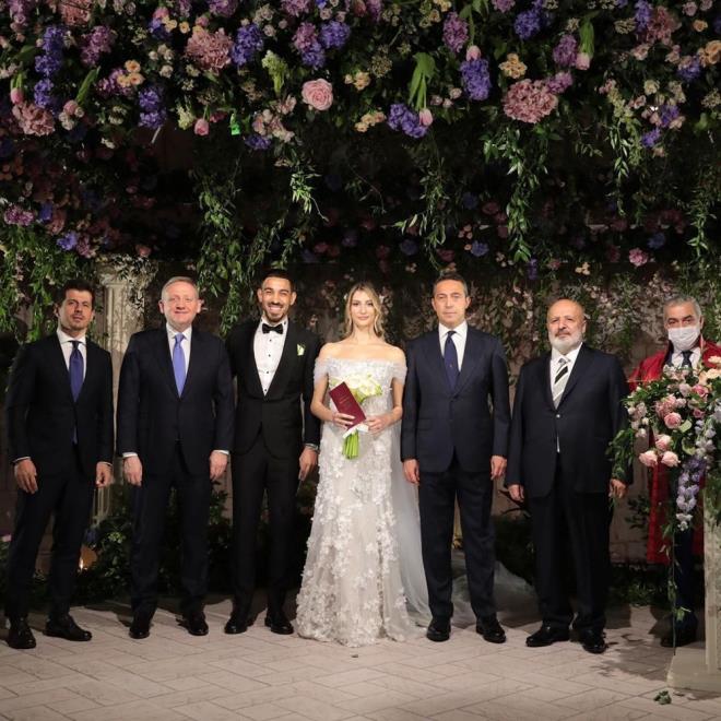 ift nikah fotoraflarnn bazlarn sosyal medyadan da yaynlad.