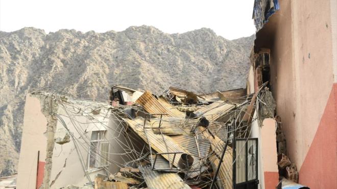 Jandarma, l Afet ve Acil Durum Mdrl (AFAD) ile itfaiye ekipleri blgede soutma almalarna devam ediyor.