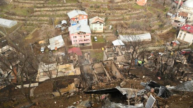 Elektrik ve su kesintisinin giderilmesi iin alma balatlan kyde Kzlay, AFAD ve sivil toplum rgtlerince yemek, gda ve erzak datm yapld.