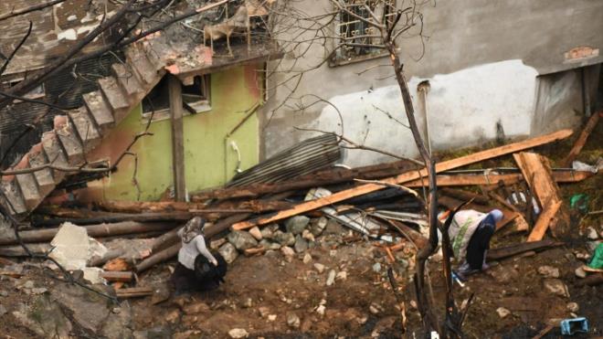 Baz vatandalar, yanan evlerindeki eyalarn arad.  Blgeye AFAD tarafndan 1 milyon lira acil yardm denei gnderildi.  evre ve ehircilik Bakan Murat Kurum, sosyal medya hesabndan yapt aklamada, yanan bina ve ahrlarn yerine 6 ay iinde yenilerinin yaplacan duyurdu.