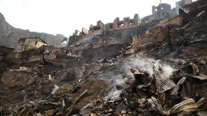 Yangnda kullanlamaz hale gelen evlerin enkaznn kaldrlmas iin i makineleriyle alma balatld.