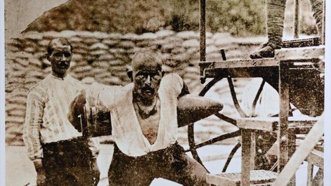 18 Mart anakkale Zaferi`nin, eitli fotoraf ve ariv grntleriyle zenginletirilen  boyutlu hologram filmlerle anlatld dijital sergide, anakkale Savalar srasnda cephede ekilen fotoraflar, hikayeleri ve kahramanlar video mapping teknii ile sunuluyor.