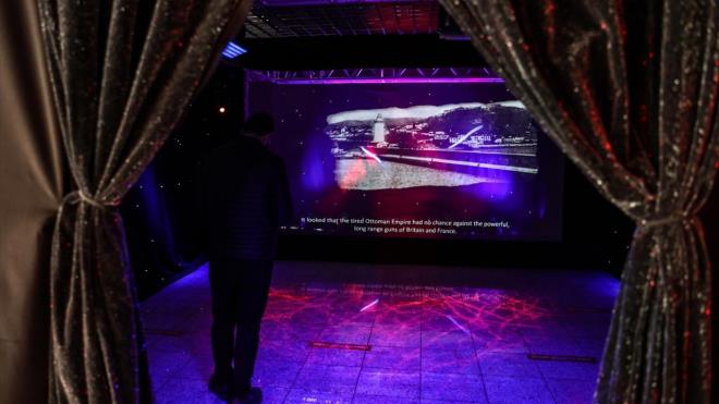 Cumhurbakanl letiim Bakanlnca hazrlanan "18 Mart anakkale Zaferi Dijital Gsterimi", Marmaray`n Yenikap stasyonu`nda izlenime sunuldu.