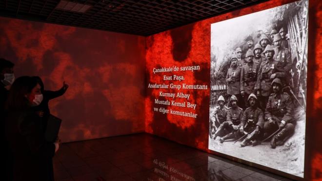 Serginin ikinci blmnde sava srecinde ne kan sembol isim ve olaylar, LED ekrana aktarlyor ve Mehmet Akif Ersoy`un anakkale ehitlerine atfettii "anakkale ehitlerine" iiri seslendiriliyor.