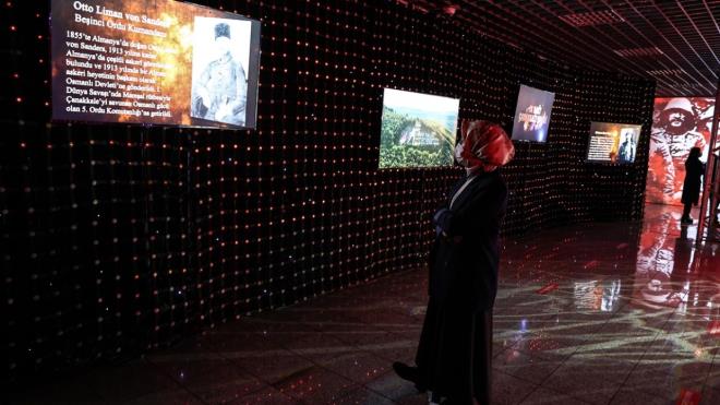  blmden oluan serginin birinci blm olan hologram odasnda anakkale Savalar ve zaferle sonulanan sre detaylaryla holografik resimlerle aktarlyor.