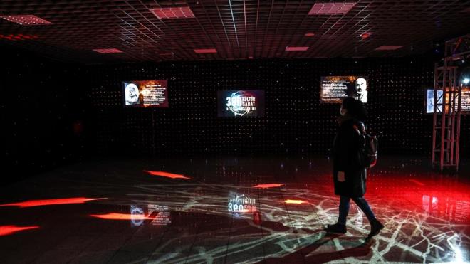 Yeni iletiim aralar, hologram ve zel projeksiyon teknolojileri kullanlarak sunulan gsterimde, anakkale Deniz Sava`nda ecdadn iman ve bamszlk urunda yedi dvelle mcadele edip 18 Mart 1915`te galibiyetle talandrd anakkale Zaferi, dnem fotoraflar ve kahramanlk hatralaryla anlatlyor.