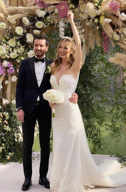 Yaplan nikah treni ile nl ift dnya evine girdi. Spor yorumcusu Gntekin Onay iftin nikah ahitliini yapt.