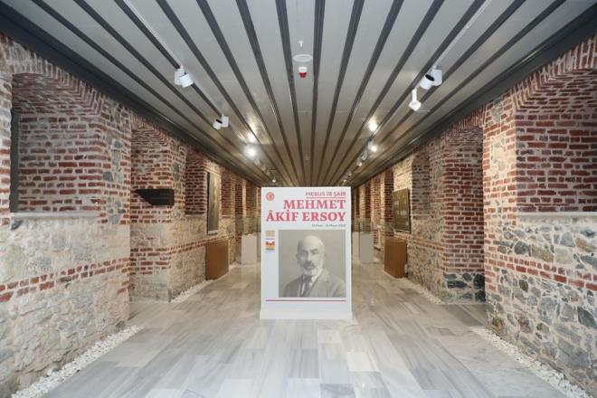 Serginin al konumasn yapan Zeytinburnu Belediye Bakan mer Arsoy, stiklal Mar?n yazan Mehmet kif?in zellikle mebus kimlii ile yeterince tannmadna deinerek, ?stiklal Mar, byk air ve dava adam Mehmet kif Ersoy?un, Anadolu?nun drt bir yannda devam eden Milli Mcadele?nin ruhunu ve kararlln yanstan ve ayn zamanda o byk mcadeleye coku ve heyecan kazandran abidevi bir eser. Bir direniin destan. stiklal Harbimizin manifestosu. Mehmet kif merhumun hasta yatanda syledii gibi, Allah bu millete bir daha stiklal Mar yazdrmasn. Bu vesileyle milli airimizi, btn ehitlerimizi ve gazilerimizi rahmetle minnetle anyoruz.? dedi.