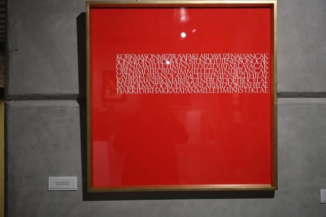 Mehmet kif Ersoy?un kendine ait bastonu, saati ve kalemi gibi ahsi eyalar, orijinal fotoraflar, el yazs iir rnekleri, zgn yazmalar ve 1921?den bugne her trl basl materyalleri, lkemizin ?ilk Mehmet kif koleksiyonerleri? olarak tannan M. Ruyan Soydan ve Yusuf alar?n yllardr topladklar malzemeler ilk kez bu sergi ile bir araya geliyor.