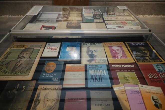 16 Mays 2021 tarihine kadar Kazleme Sanat?ta ak kalacak ?Mebus ve air: Mehmet kif Ersoy? sergisinin kratrln mer Faruk erifolu, danmanln ise Mehmet kif Ersoy Fikir ve Sanat Vakf adna M. Ruyan Soydan yapt.