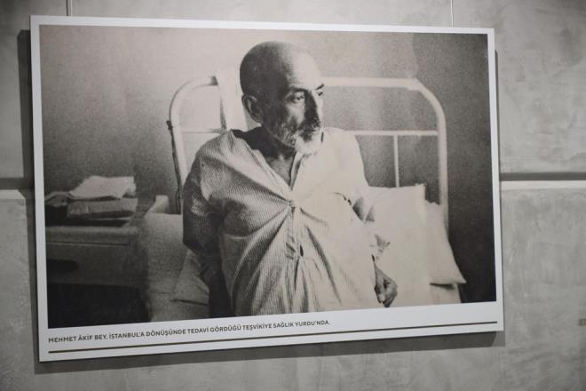 Ayrca, erif Muhiddin Targan?n Mehmet kif portresi ve Heykeltra Yavuz Grey?in vefatnda bizzat yznden kalp ald kif bst gibi orijinal sanat eserleri ve devlet arivlerindeki resmi evraklar sergide dikkat ekiyor.