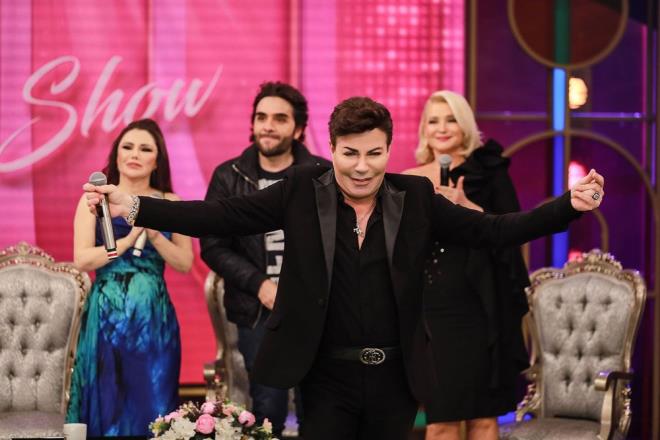 Yapmcln Poll Production ve Global Medya?nn stlendii; her hafta birbirinden nl isimlerin arland programda, unutulmaz bir gece yaanacak.