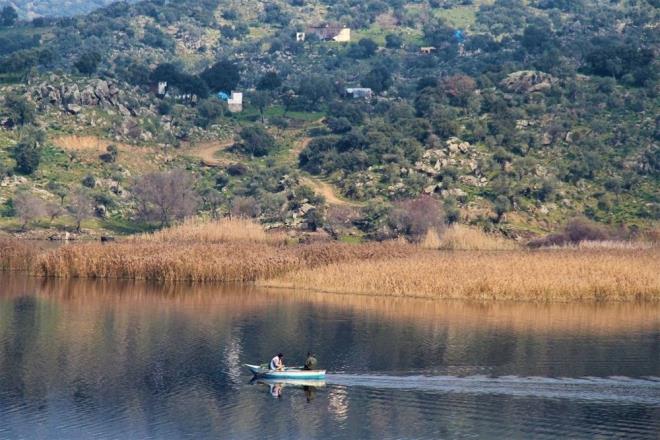 Azap Gl ve evresinde yaplacak ekoturizm faaliyetlerinin her iki kydeki yre insanlarnn sosyal ve ekonomik olarak gelimesine yol aacan syleyen Avar ve Yeilky muhtarlar da bu projeden ok mutlu olduklarn ve desteklediklerini belirttiler. Srekli kentlere olan g nedeniyle zellikle gen kesimin kylerde azalmas, tarm ve hayvancln da geleceini olumsuz etkileyecektir. Ekoturizm faaliyetlerinin, blgedeki yre insanlarna yeni i imkanlar ve alternatif istihdam olanaklarnn domasna yol amas ve ayn zamanda turizmde yeni deneyimler ve destinasyonlarn olumasn salamas beklenmektedir? dedi.    "UN UVALLARI PAYLATIRILACAK"  EKODOSD tarafndan, sulak alan ekosisteminin nemli canllarndan olan leyleklere kar farkndalk oluturmak ve duyarll tevik etmek iin, g eden leyleklerin urak yerlerinden olan Aydn'n kylerine her yl, gelen ilk leylei gren kiiye 1 uval un dl geleneini bu ylda srdrd.
